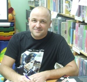 Read more about the article W wolnym czasie piszę książki – wywiad z Dariuszem Rekoszem, autorem książek dla dzieci i młodzieży